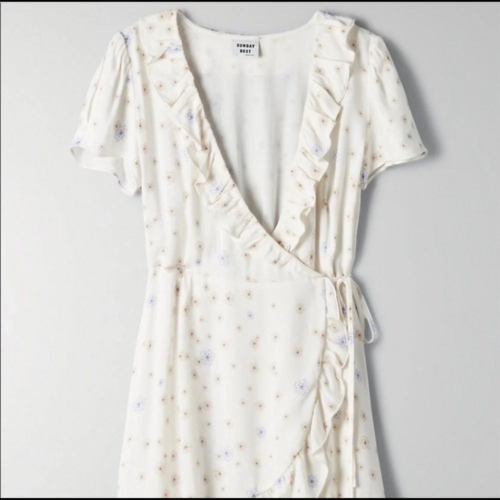 Aritzia Sunday Best Wrap Dress - Picture 4 of 11